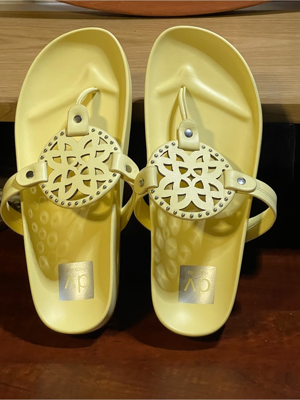 NWOB DV Dolce Vita “Jesper” Pastel Lemon Jelly Thong Sandals’Waterproof- US Sz 7